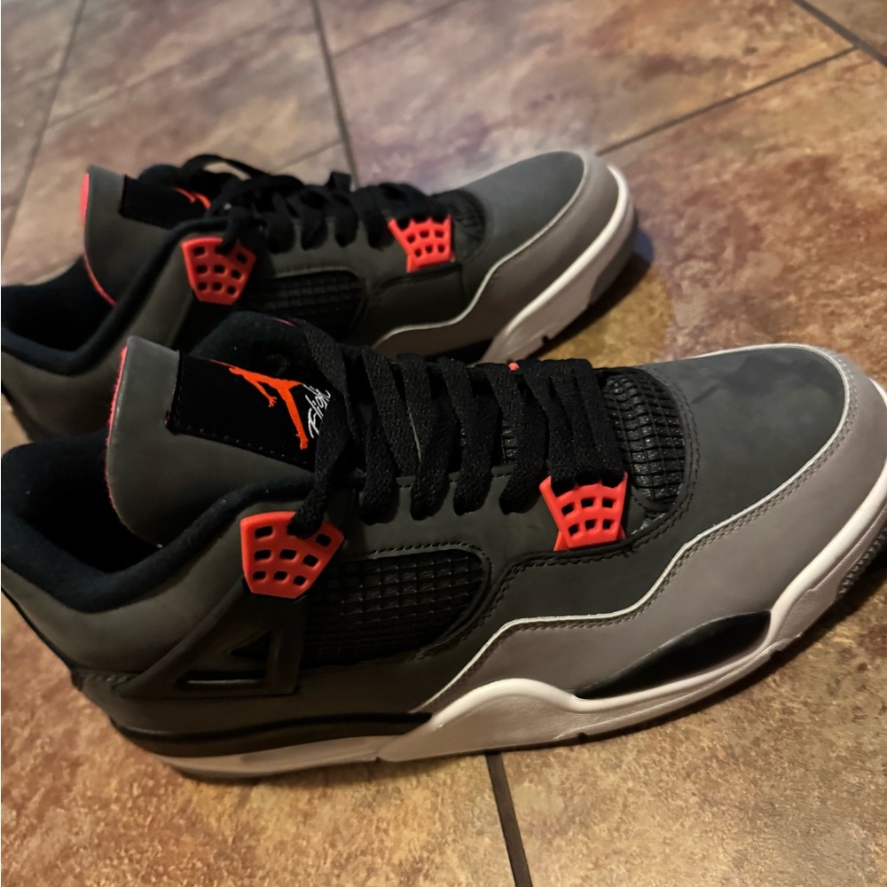 Jordan Sneakers Black and Red - Picture 1 of 1